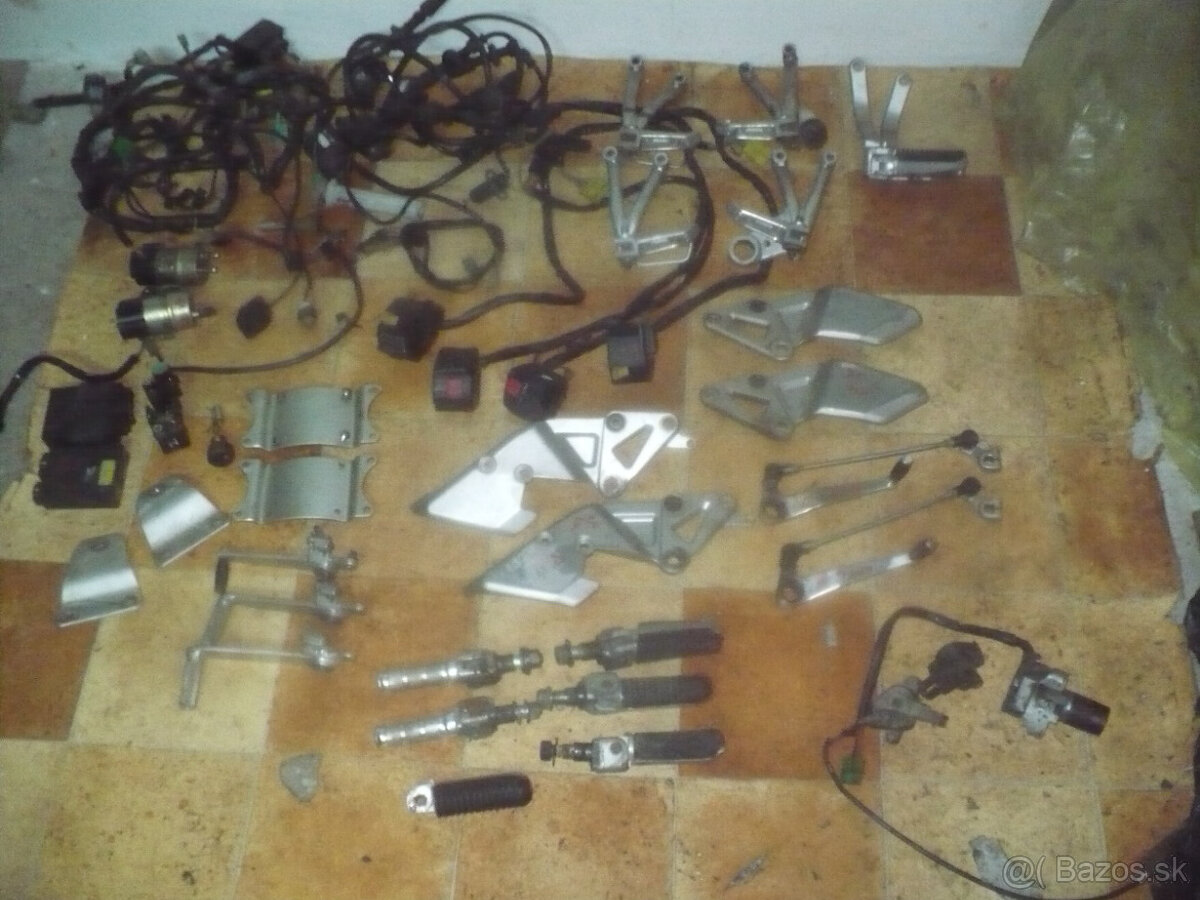 Suzuki RF 600/ 900 rv.94-díly ze tří moto - 9