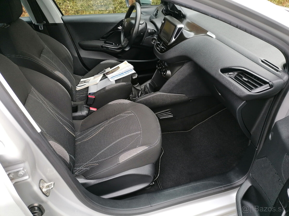 Peugeot 208 1,2 - 9