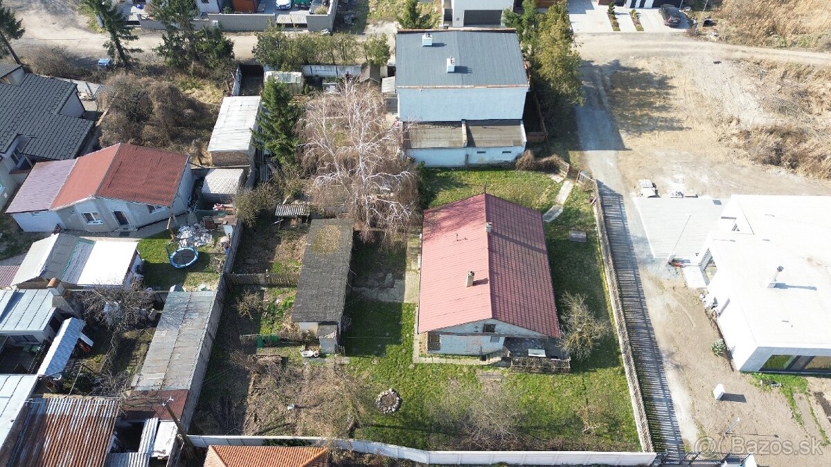 Na predaj RD s 860 m2 v obci Veľké Leváre. - 9