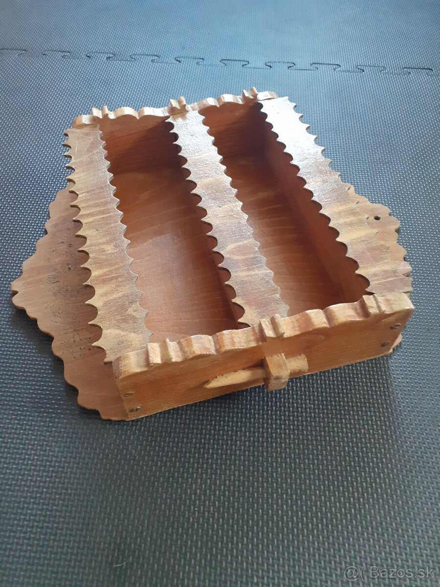 Ľudové drevené police - Podpoľanie - 9