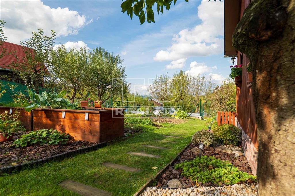 Záhrada s malebnou, zateplenou chatkou – Kalvária,... - 9