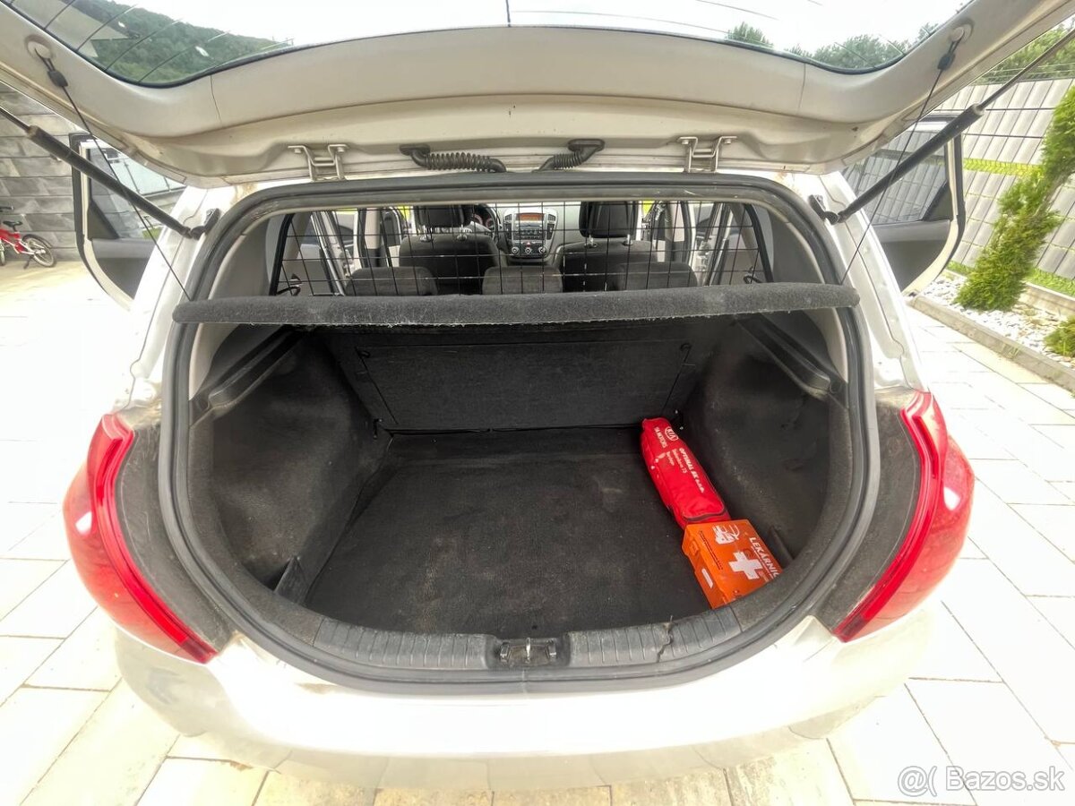 Predám Kia Cee'd, 5-dverový hatchback, strieborná metalíza. - 9