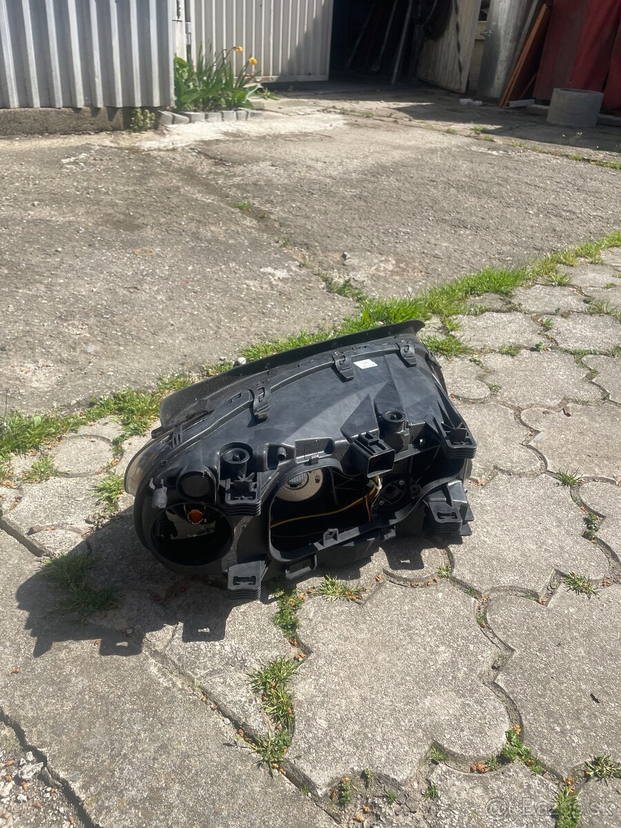 Predám originál ľavý predný svetlomet na VOLVO V70 / XC70 - 9