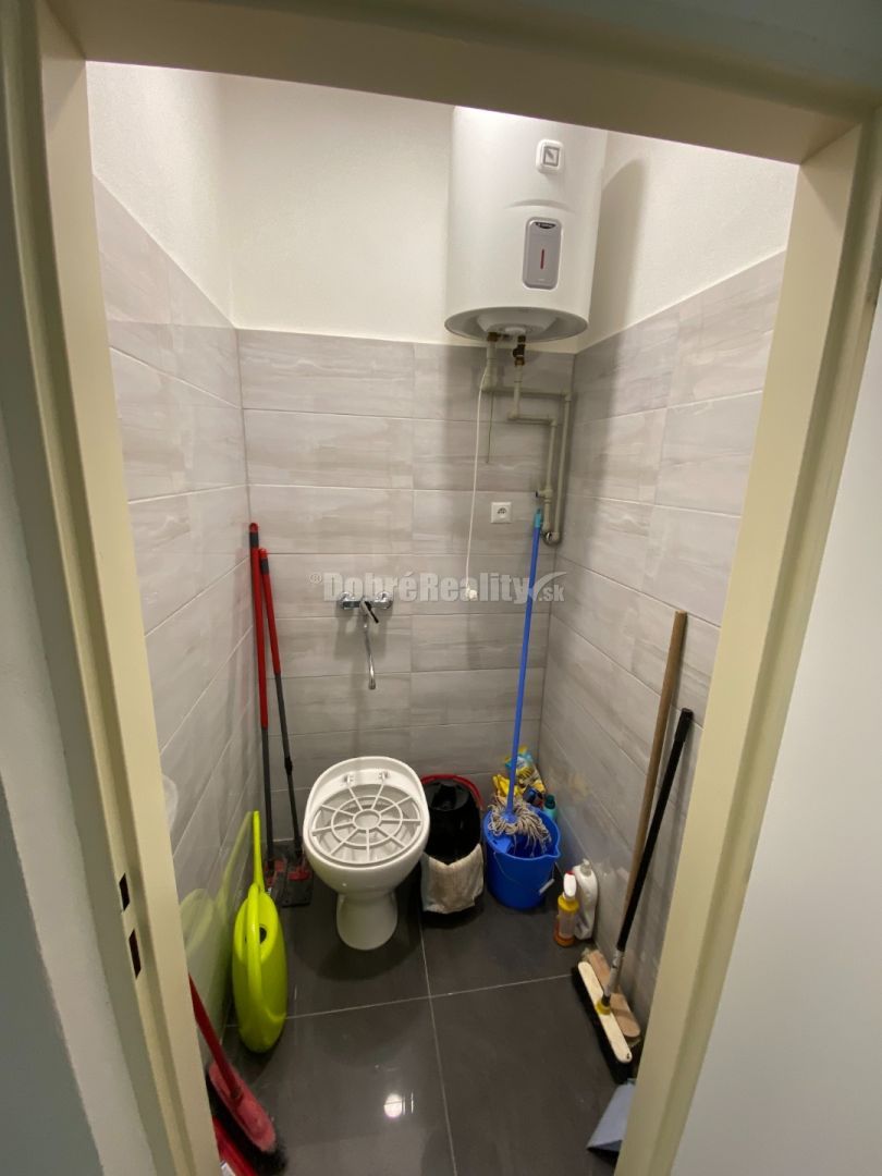 Na prenájom pekný obchodný priestor o rozlohe 110 m2 v Rima - 9