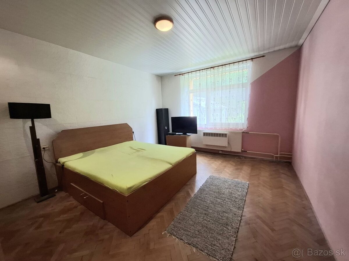 NA PREDAJ - byt s atmosférou rodinného domu, Handlová - 9