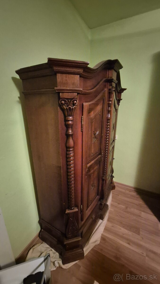 Skrina z masívu, vyrezávana skriňa - 9