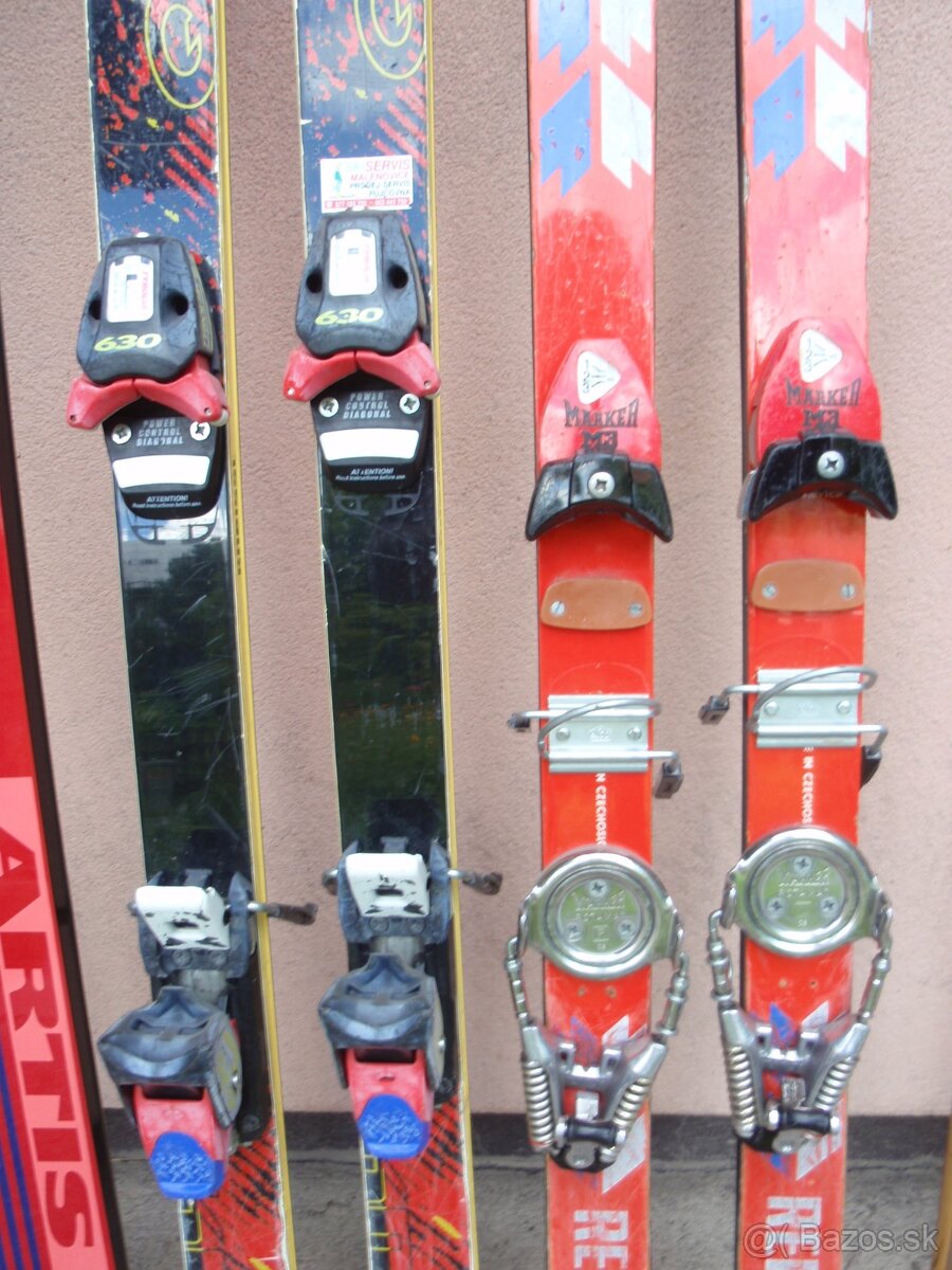 Lyžařská výbava - 9 párů lyží, hůlky, boty - 9