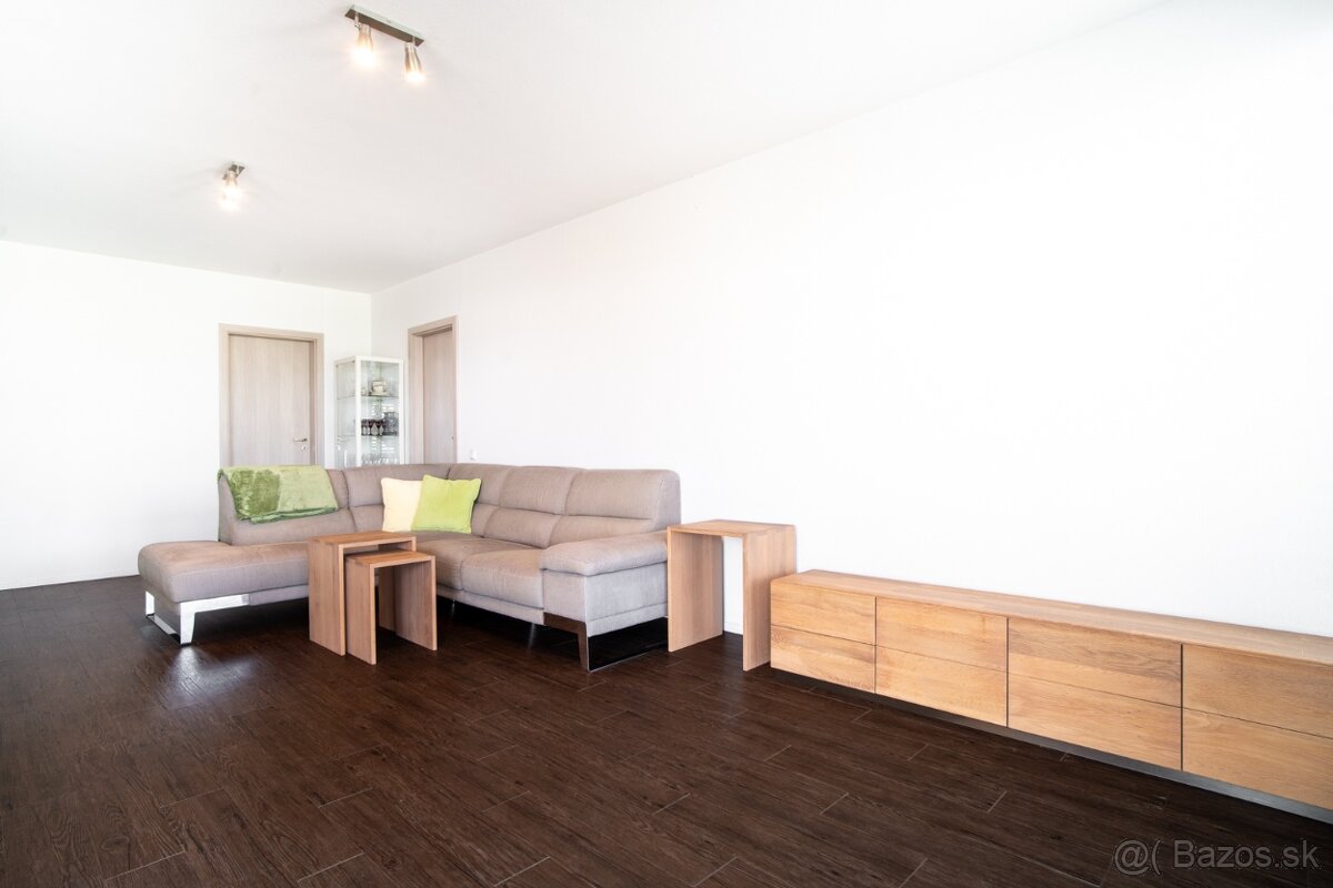 Nadštandardný dom s veľkým pozemkom - Pereš - Predaj - 9