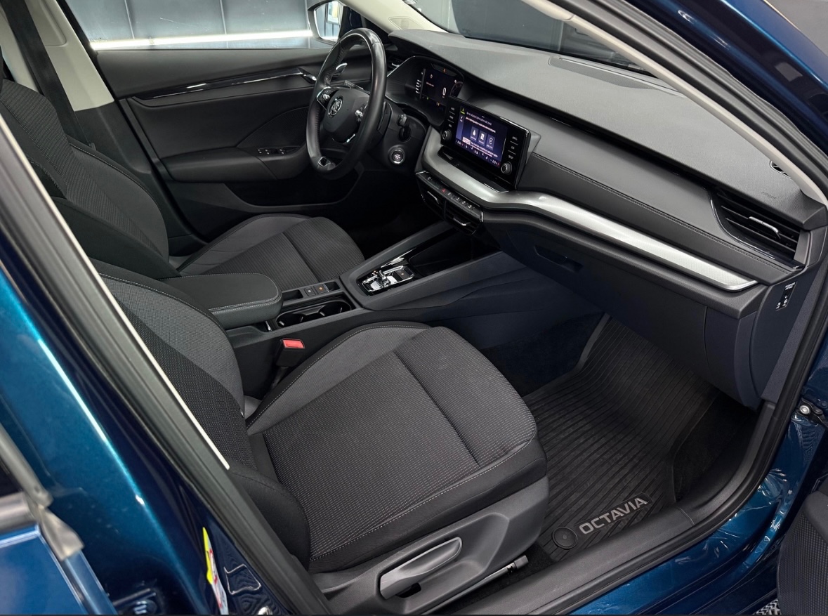 ✔️ Škoda Octavia Combi 2.0 TDI Ambition DSG: - 9