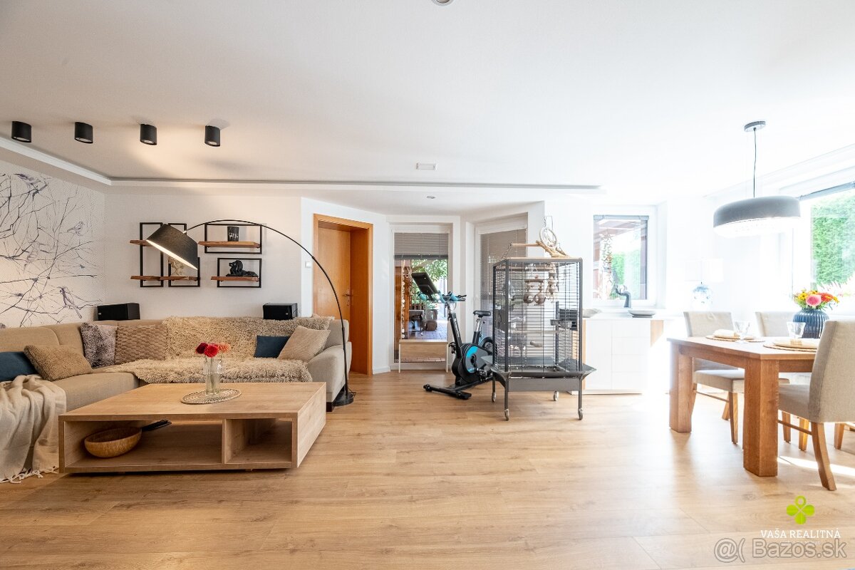 Štýlový a priestranný rodinný dom v slepej ulici s bazénom - 9