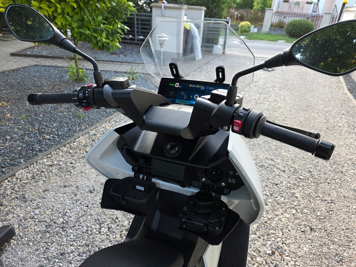 Elektricky skuter BMW CE04 top stav - 9