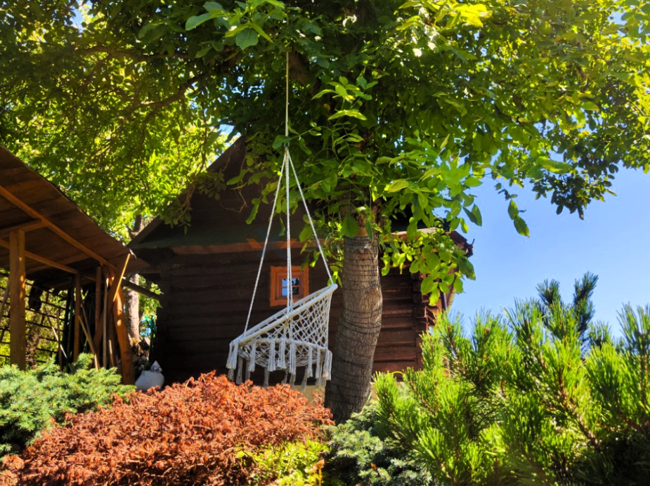 Na predaj drevenica s pozemkom - 1194 m² a bazénom v obci Mi - 9