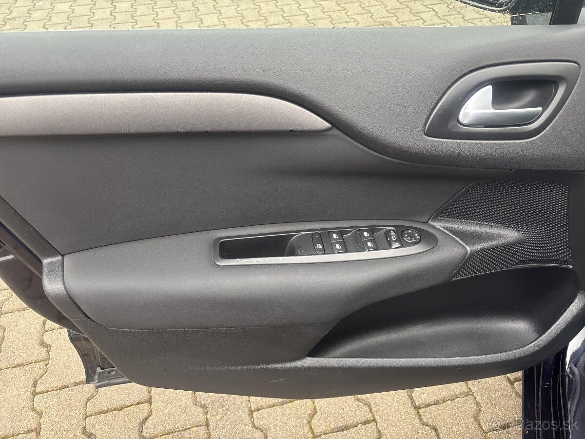 CITROËN C4 5dv. PureTech 110 Feel Edition Manuál - 9