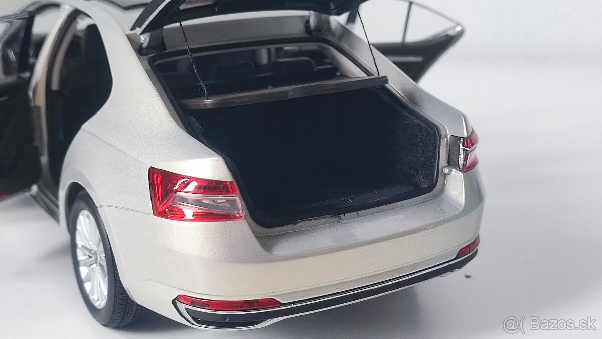Škoda Superb 1:18 - 9