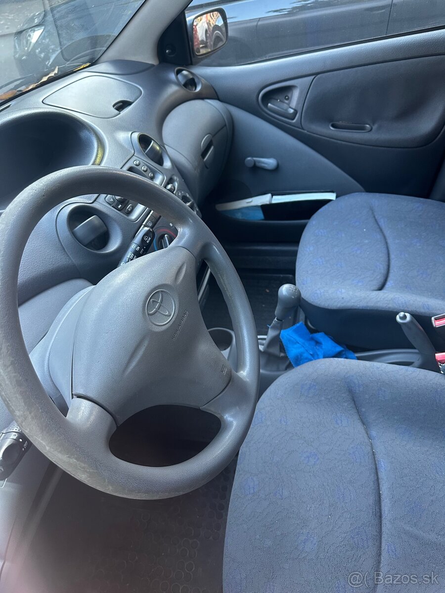 Toyota Yaris 1.0 - 9