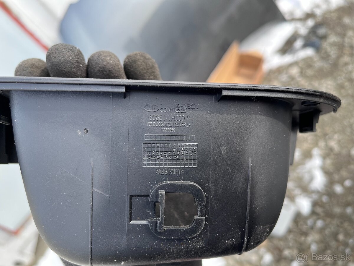 Kia Ceed Kombi 06-12 vypínač okien, madlo, panel, clonítko Ľ - 9