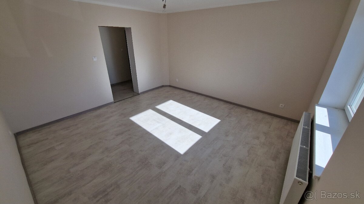 Zrekonštruovaný rodinný dom, 8 á, obec Vlčany - 9