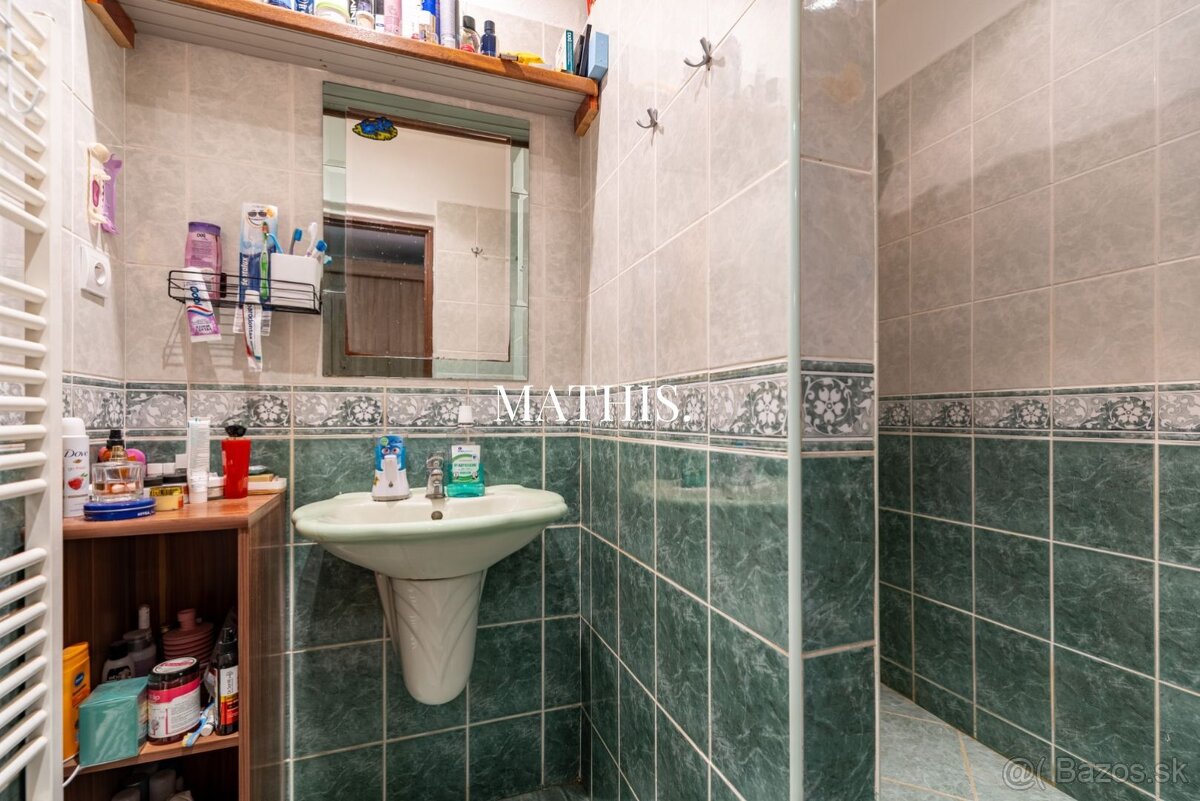 Na predaj priestranný rodinný dom s 3 podlažiami, krásnou zá - 9