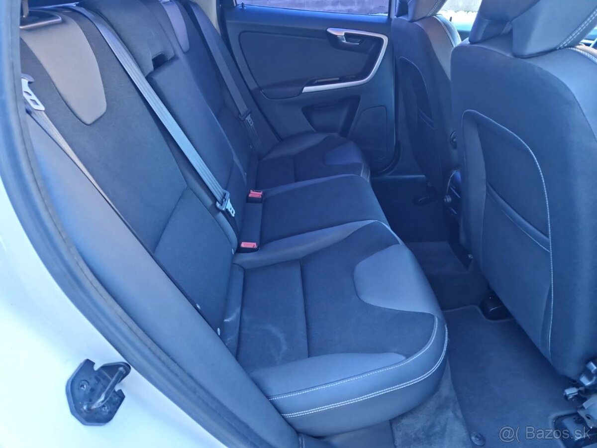 Predám Volvo XC60 2.4D AWD 120 KW manuál-6 r.v.2011 - 9