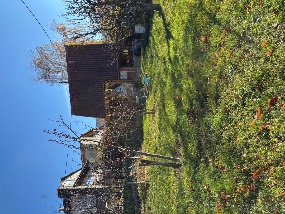 Stavebný pozemok s malou chatkou - 9