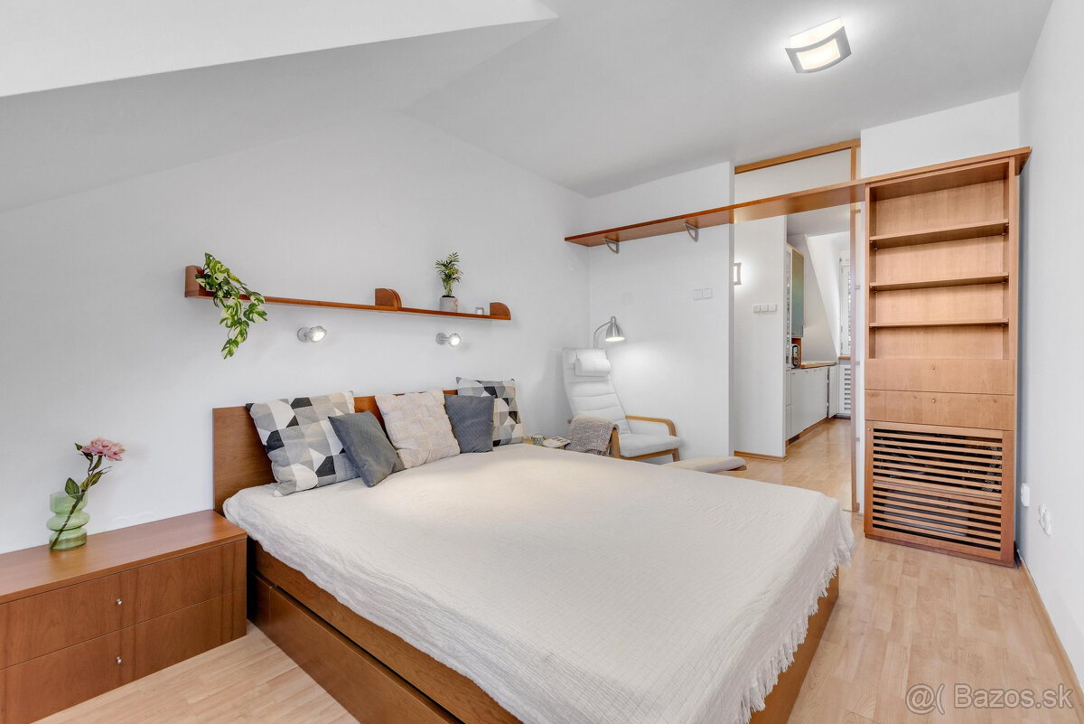 PREDAJ - podkrovný 3-izbový byt na Nivách - 500 bytov, Súťaž - 9