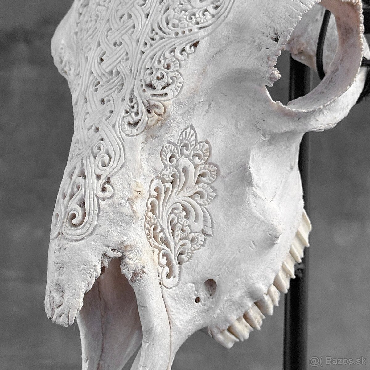 Vyrezávaná lebka barana na kovovom stojane - motív Infinity - 9