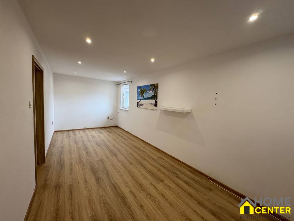 NA PREDAJ 4 izbový zrekonštruovaný rodinný dom v Kolárove - 9