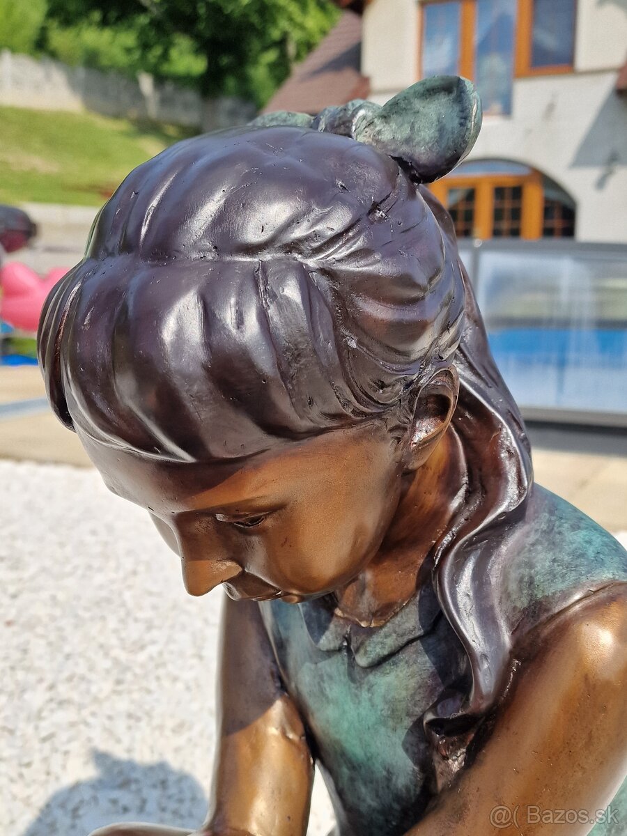 Bronzová socha - Dívka s ptáčkem - kolorovaná - 9