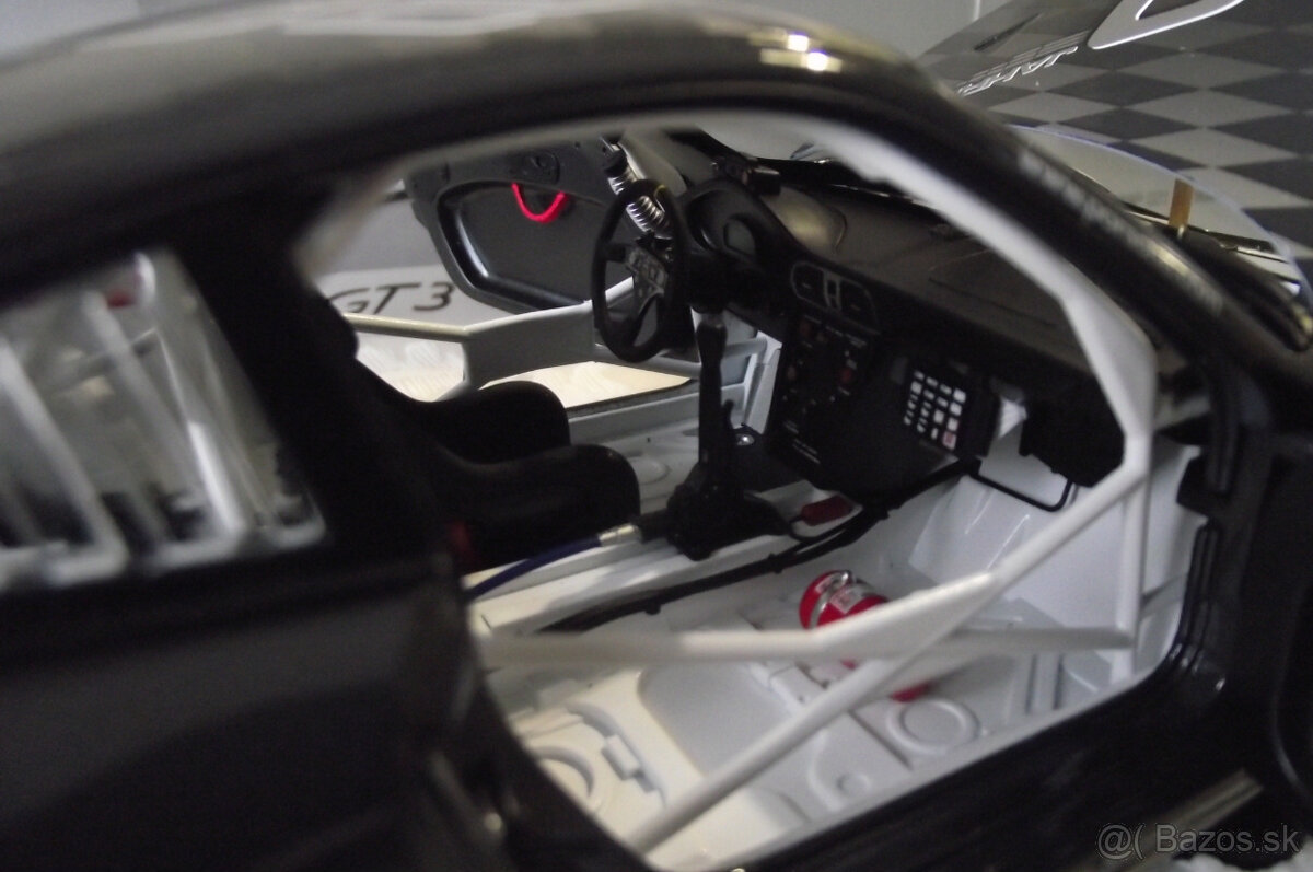 1:18 Porsche 911 - 9