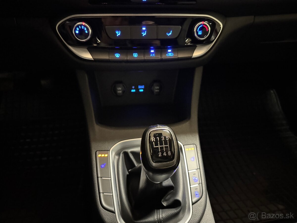 Hyundai i30 1,4 73kW benzín 87000km 2018 Led combi - 9