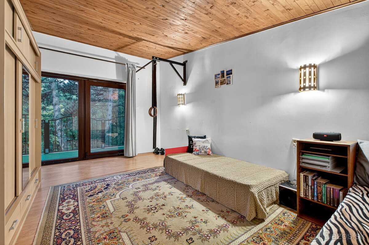 Na predaj - Priestranný 5-izbový rodinný dom s krytým bazén - 9