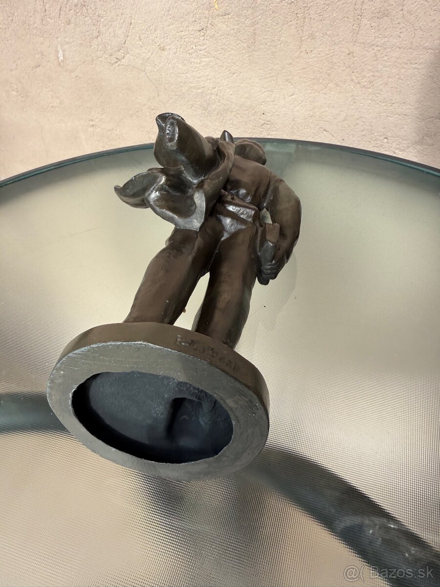 Predam sošku so značenim autora - 9