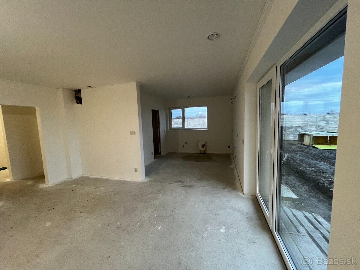 4 izbový rodinný dom, pozemok 942 m2 – 35 min. od centra BA - 9