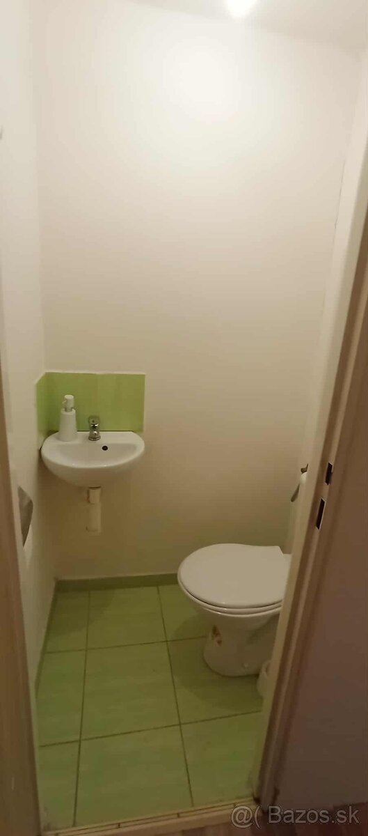 Dvojizbový byt s loggiou v zelenej časti Poltára - 9