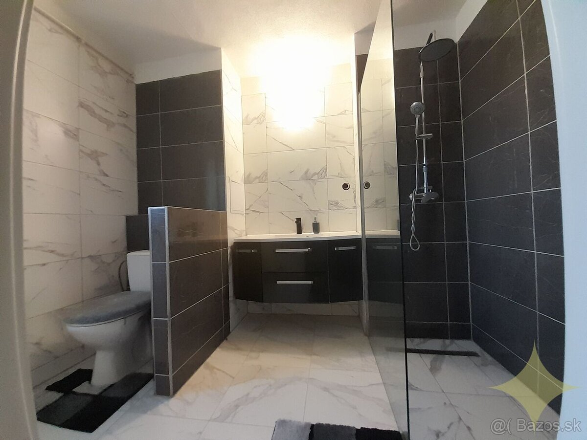 Na predaj ZREKONŠTRUOVANÝ 2-izbový byt s dvorom a GARÁŽOU v - 9