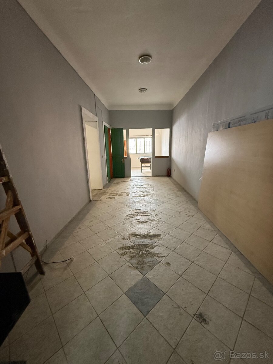 Prenájom baru v Brezne na námestí - 9