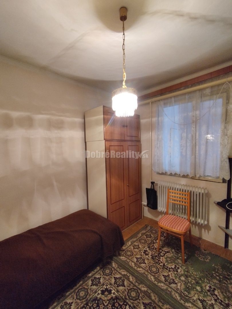 Zaujímavý a zachovalý 4 izbový rodinný dom v povodnom stave - 9