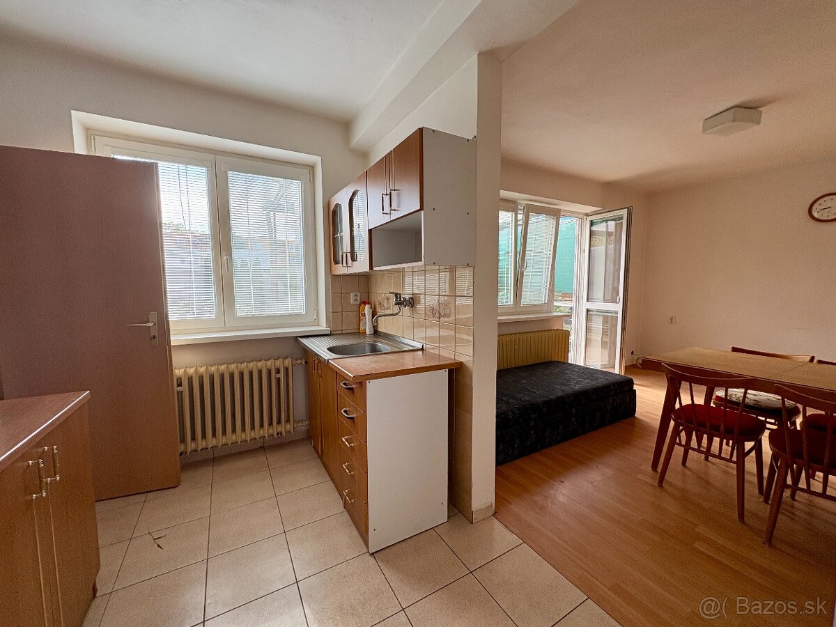 Slnečný RD na krásnom pozemku blízko centra Zlatých Moraviec - 9