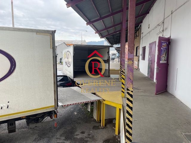 Na prenájom sklad 1474 m² s nakladacími rampami a kancelársk - 9