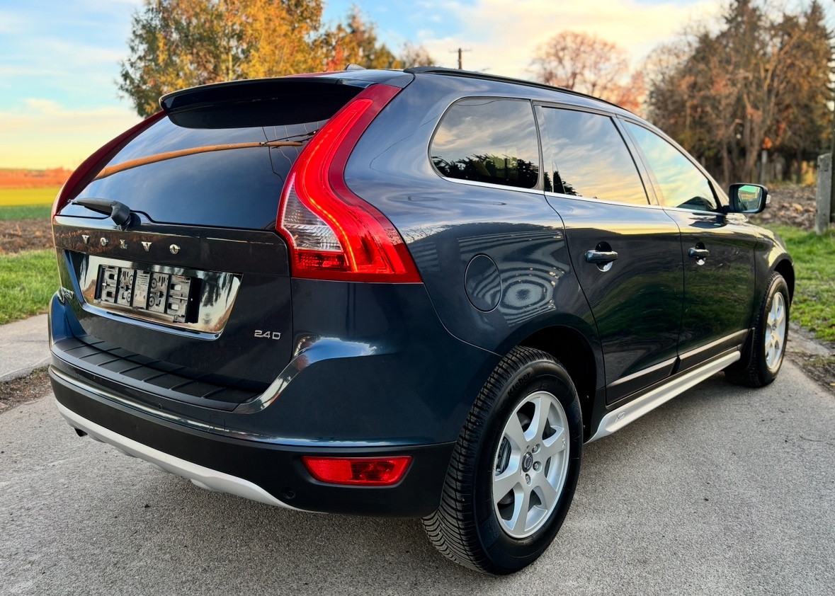 VOLVO XC60 2.4 D4 SUMMUM MANUÁL - 9