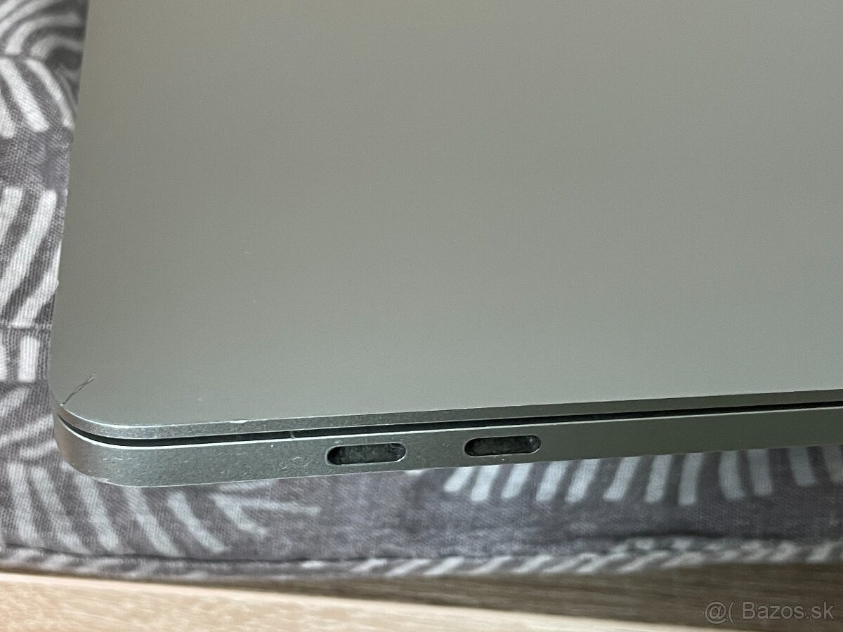 MacBook Pro 2018 15", 16GB RAM, 256GB SSD - 9