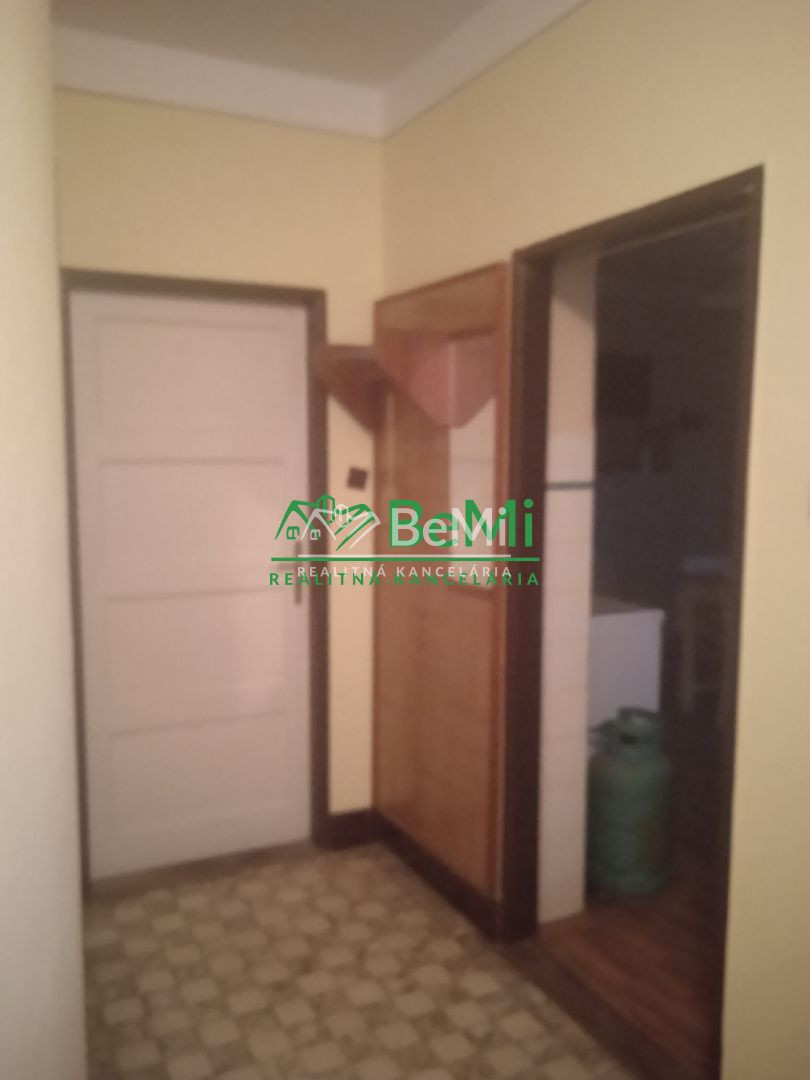 Predaj rodinného domu – stará zachovalá chalúpka s veľkým po - 9