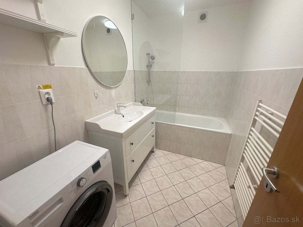 Prenájom moderného, zariadeného 3-izbového bytu Južná ul. - 9