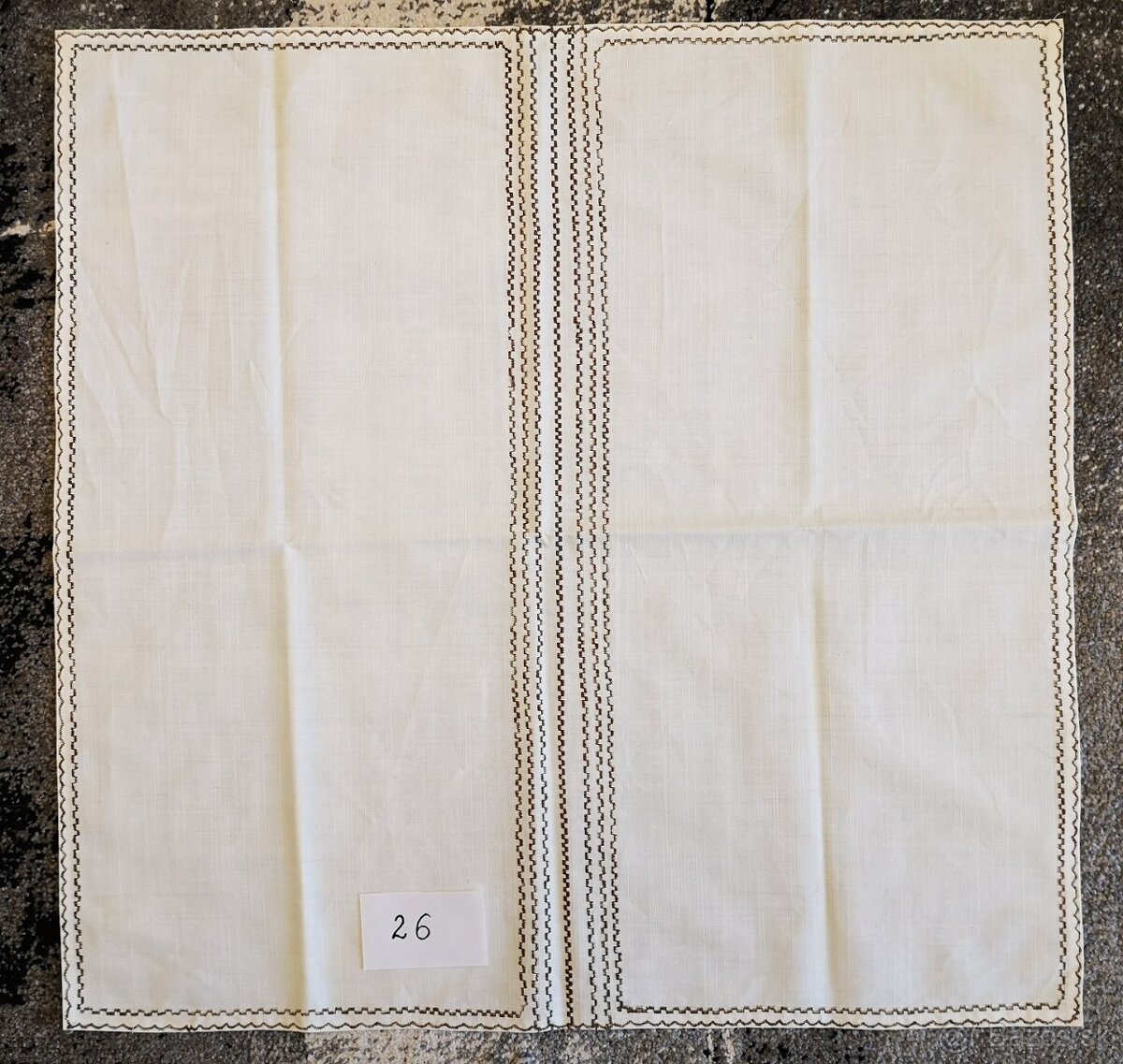 Háčkovaná dečka a vyšívané obrusy. - 9