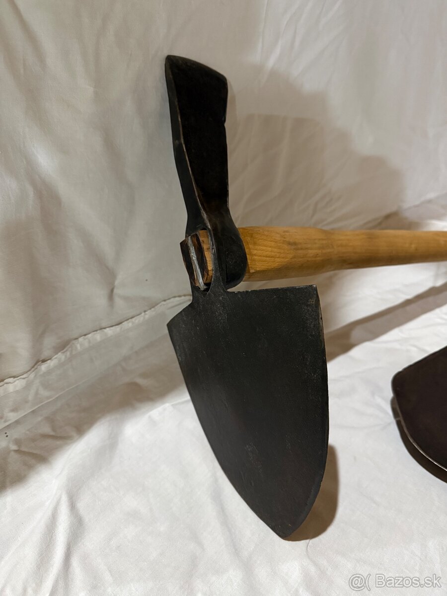 Sekery, lopaty, krompače, kladivá - 9