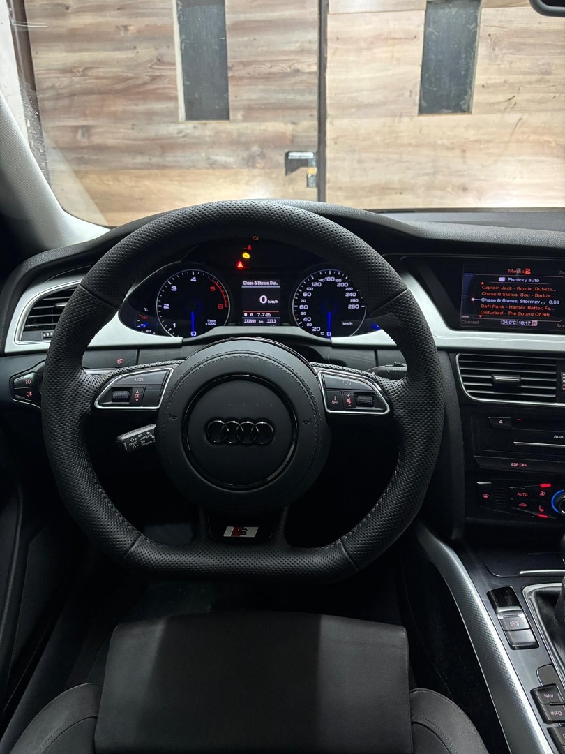 AUDI RS PERFOROVANY ZREZANY VOLANT MULTIFUNKCNY - 9