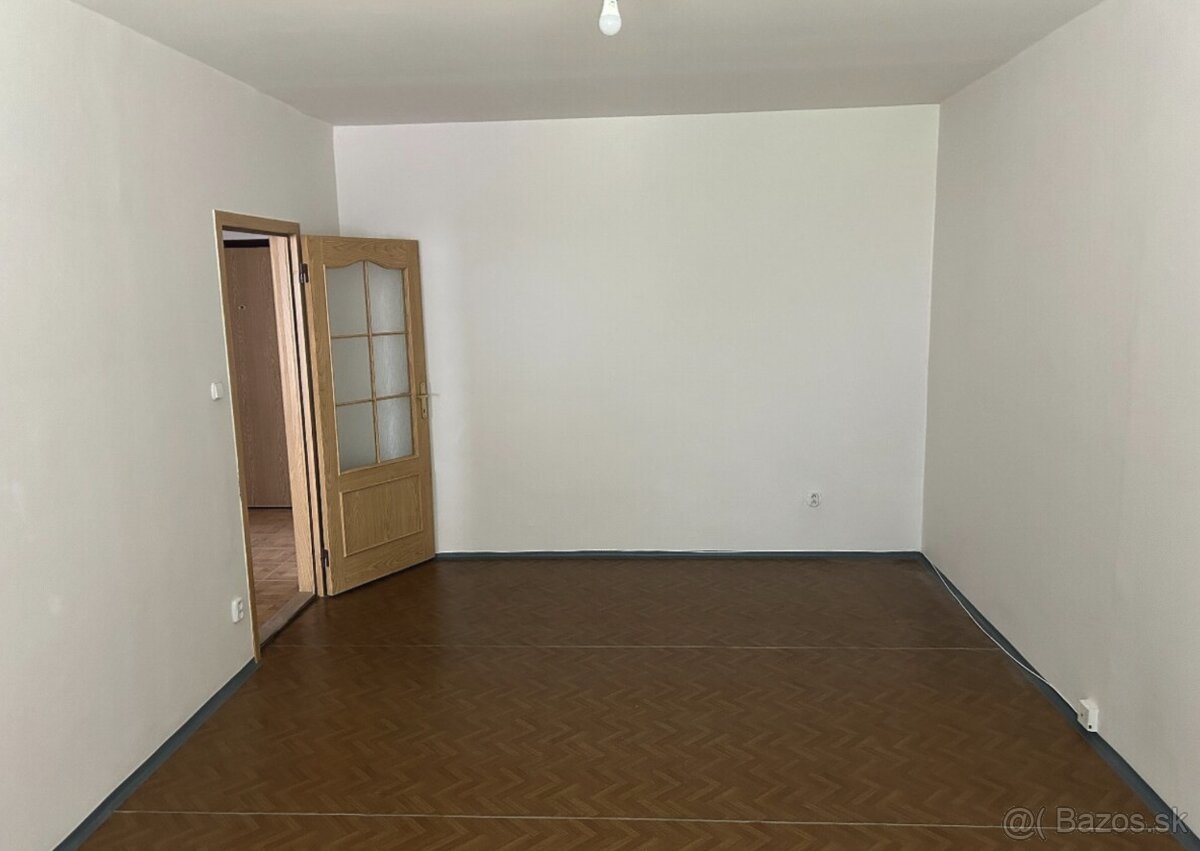 Priestranný 3-izbový byt s loggiou v centre Senca – ideálny - 9