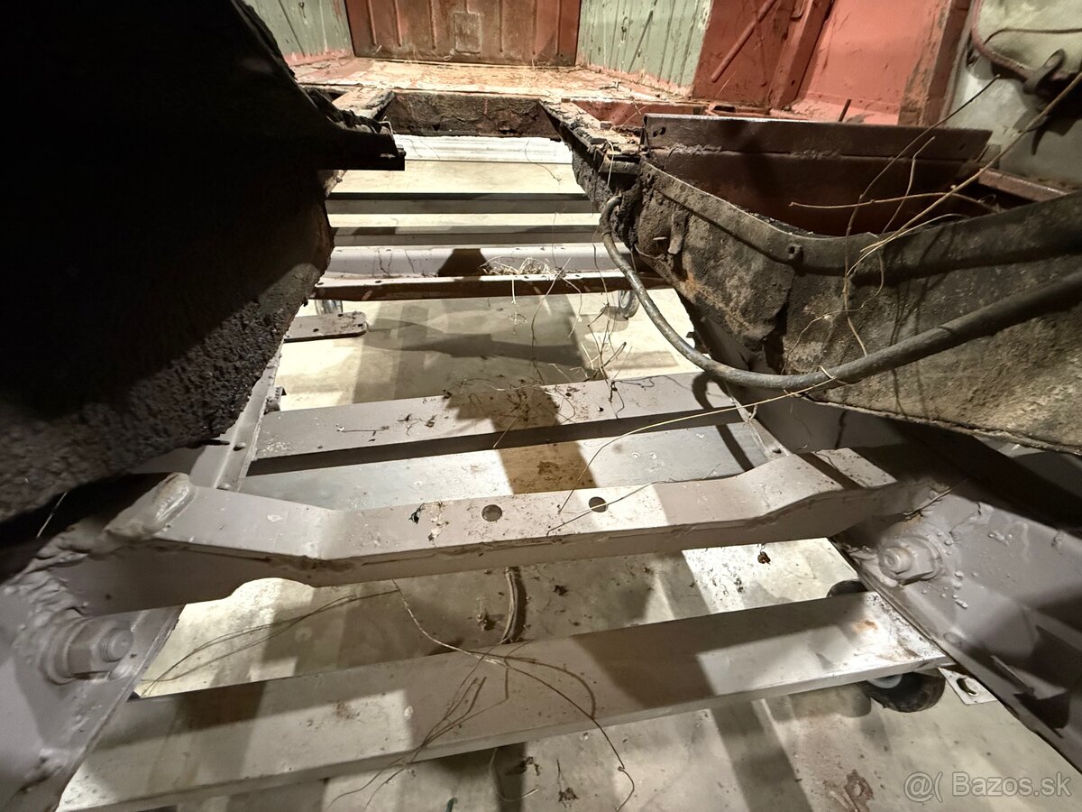 Predám karosériu a rám GAZ 69 - 9