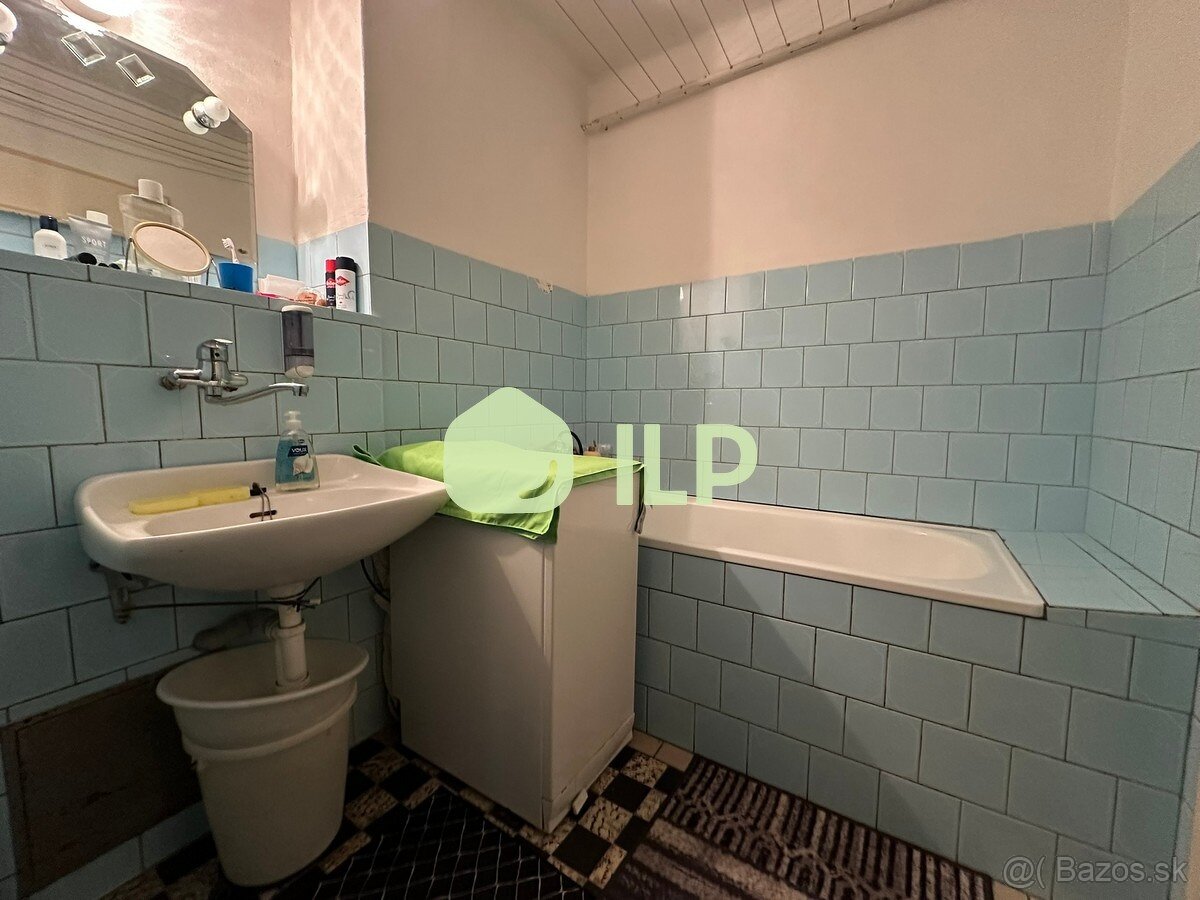 VÄČŠÍ 2-izbový byt s balkónom na predaj v centre SNV - 9