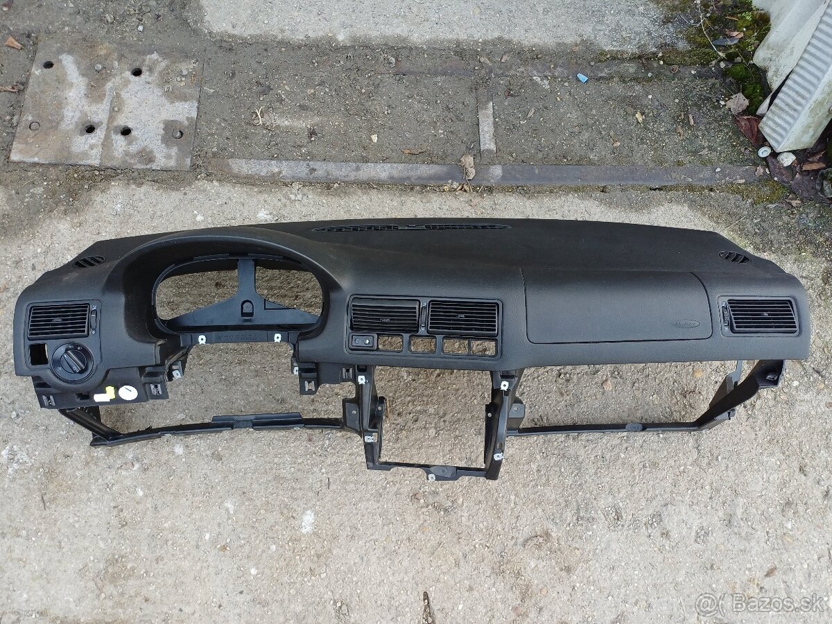 Rozpredám Volkswagen Golf 4 1.6i - 9